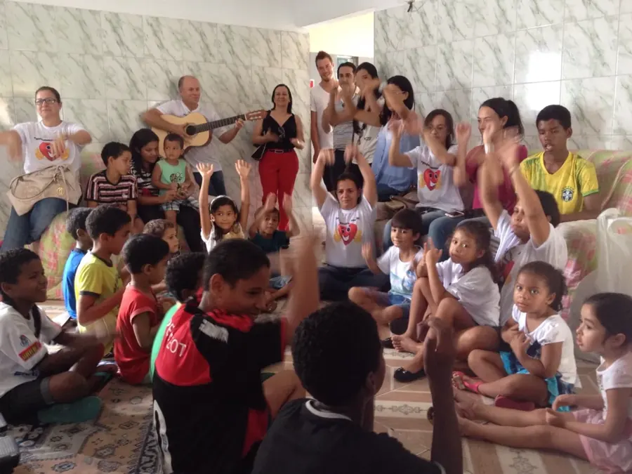 Momento de música e alegria com as crianças